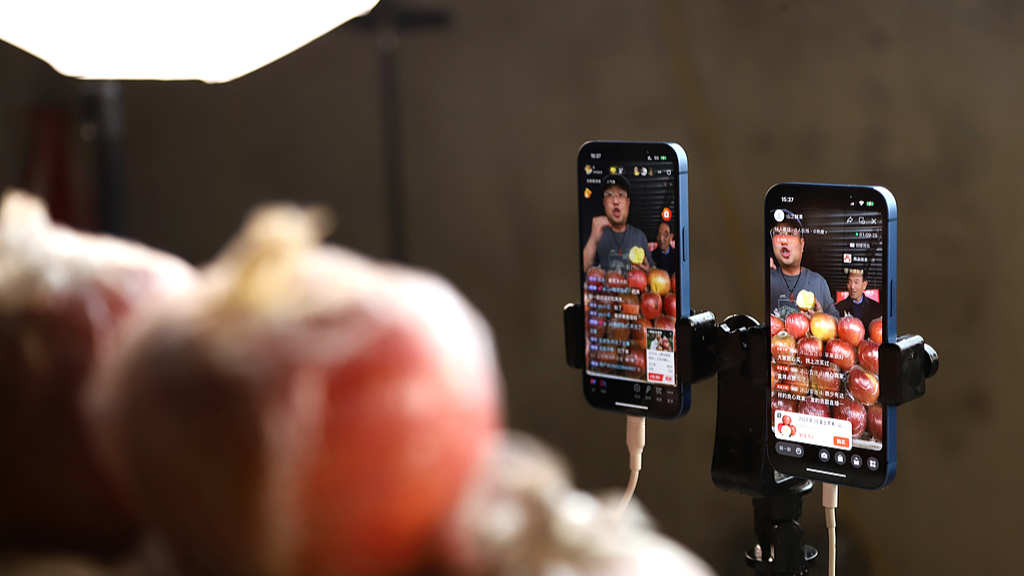 A man promotes locally grown apples to consumers across China during a livestream session at Linyi County, Yuncheng City, north China's Shanxi Province, March 26, 2026. /VCG