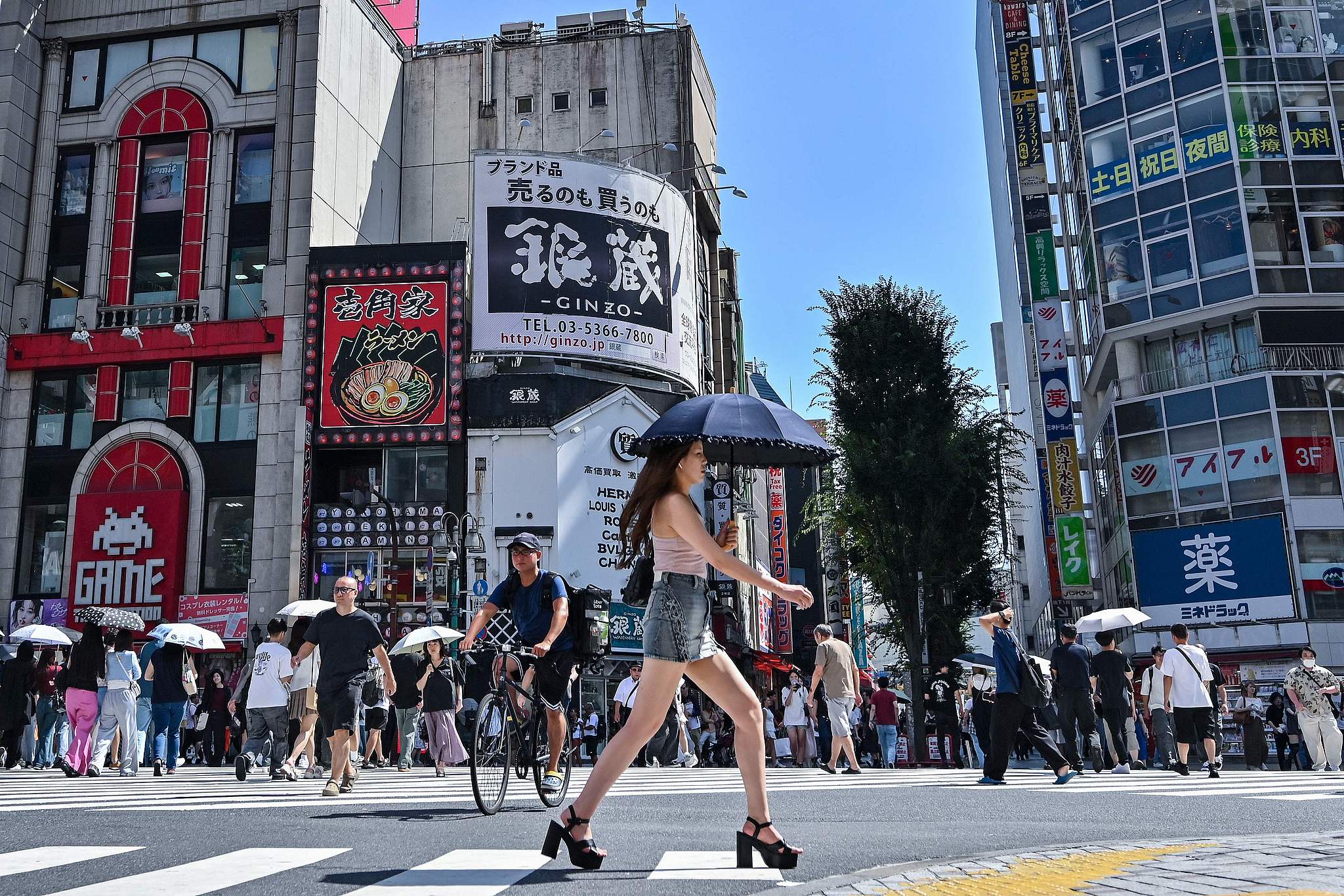 Pedestrians cross a street at Shinjuku in central Tokyo, July 29, 2025. /CFP