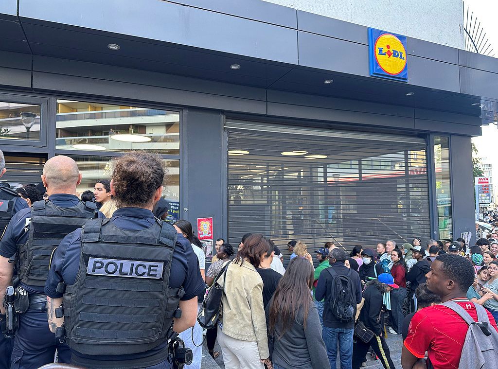 The rush for air conditioners and fans put on sale by a Lidl supermarket during heatwave, Paris, France, July 2, 2026. /VCG