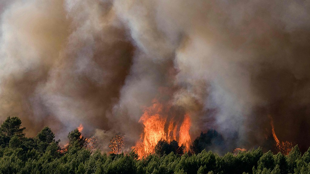 A wildfire raging near houses in Pouzols-Minervois, southwestern of France, July 2, 2026. /VCG