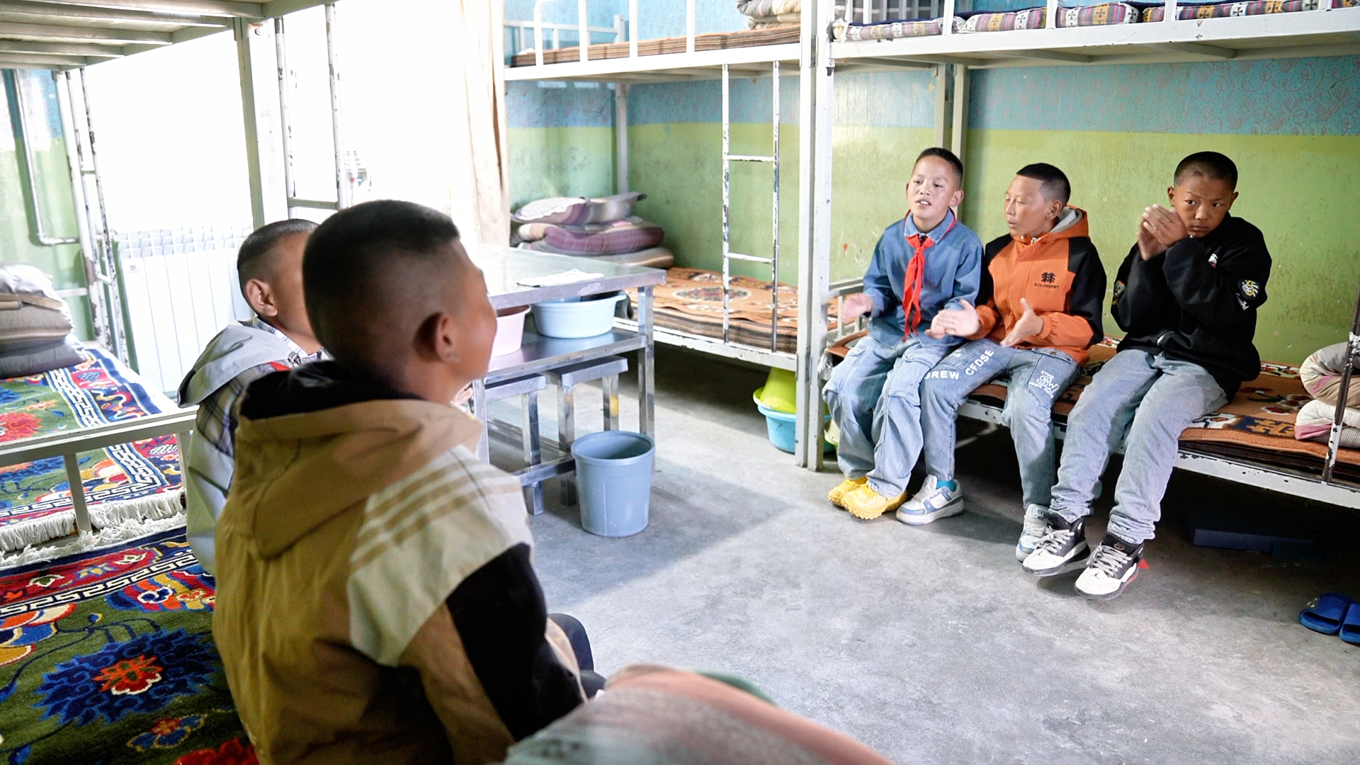 Tenzin Lobsang and his roommates sing together in their dormitory, Baingoin Sinopec Primary School, Baingoin County, Nagqu, Xizang Autonomous Region, August 16, 2025. /CGTN