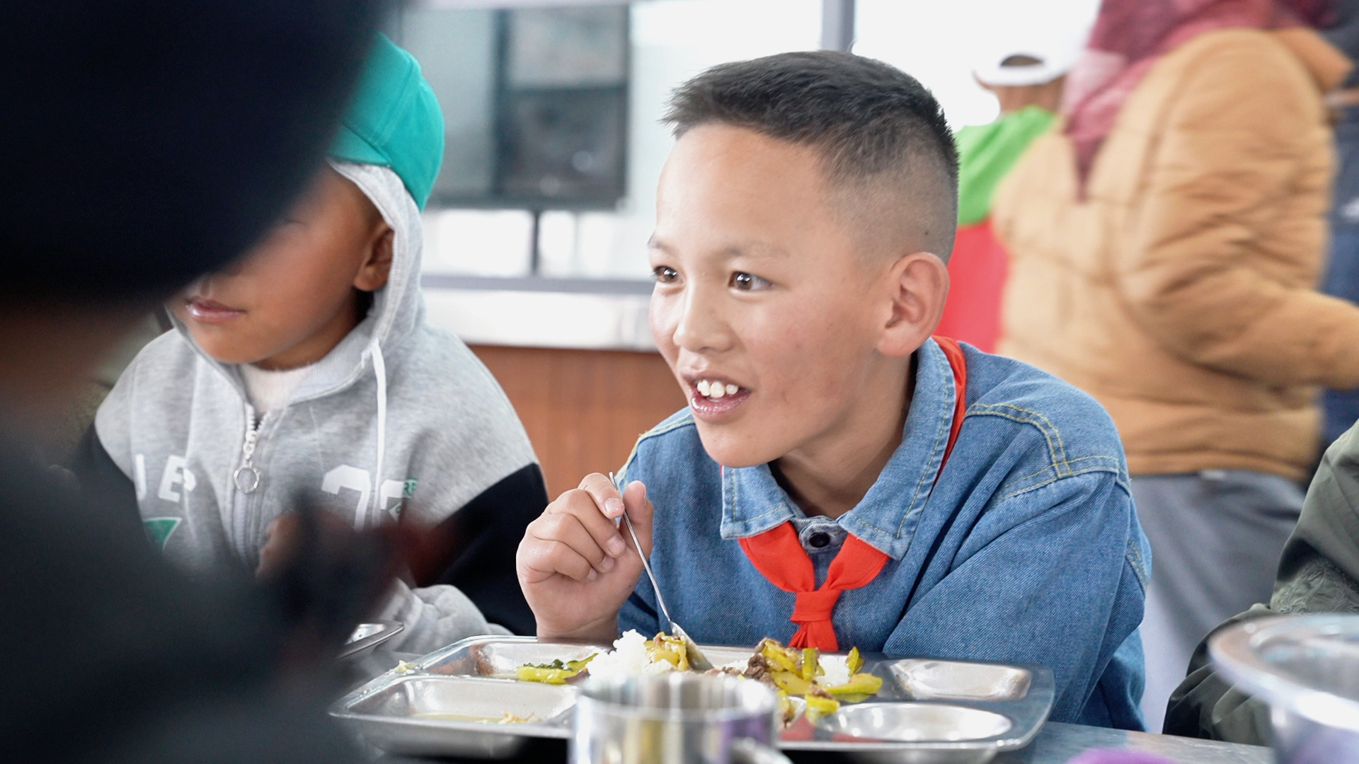 Students have lunch in the cafeteria at Baingoin Sinopec Primary School, where meals are provided free of charge under Xizang’s publicly funded education program, Baingoin County, Nagqu, Xizang Autonomous Region, August 16, 2025. /CGTN