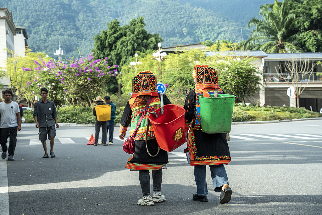 Border residents engage in mutual trade at the Jinshuihe Port in Jinping, a county in Yunnan Province, China, October 17, 2025. /CFP