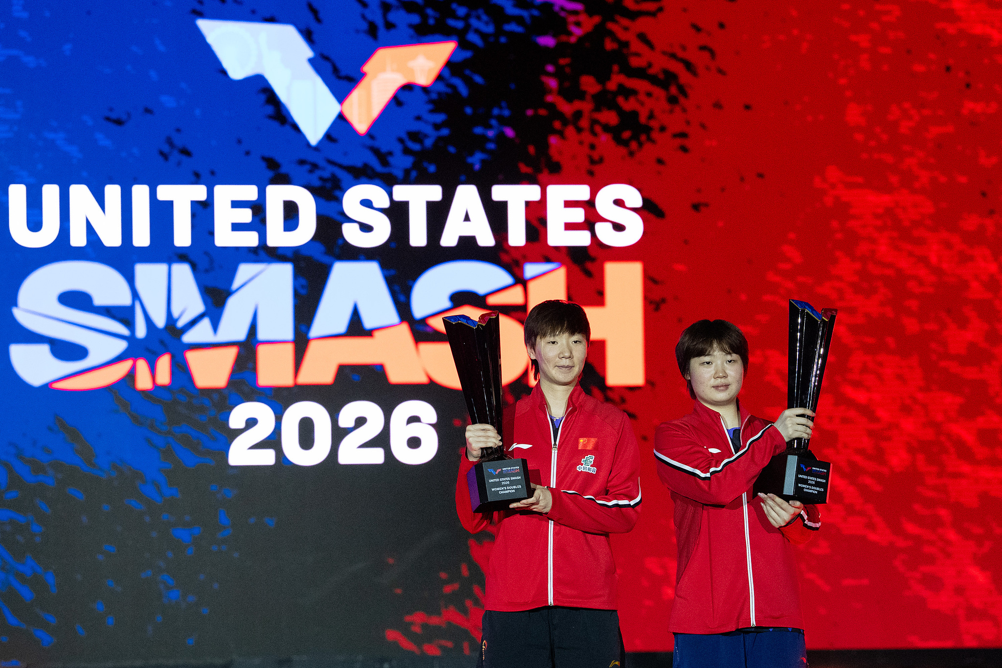 China's Wang Manyu (L) and Kuai Man display their trophies after winning the women's doubles title at the WTT United States Smash in Los Angeles, California, July 4, 2026. /VCG