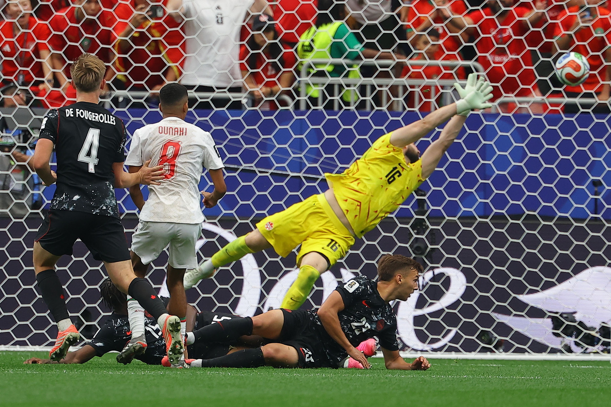 Morocco midfielder Azzedine Ounahi (#8) shoots to score a goal in the round-of-16 match against Canada at the 2026 FIFA World Cup in Houston, Texas, July 4, 2026. /VCG