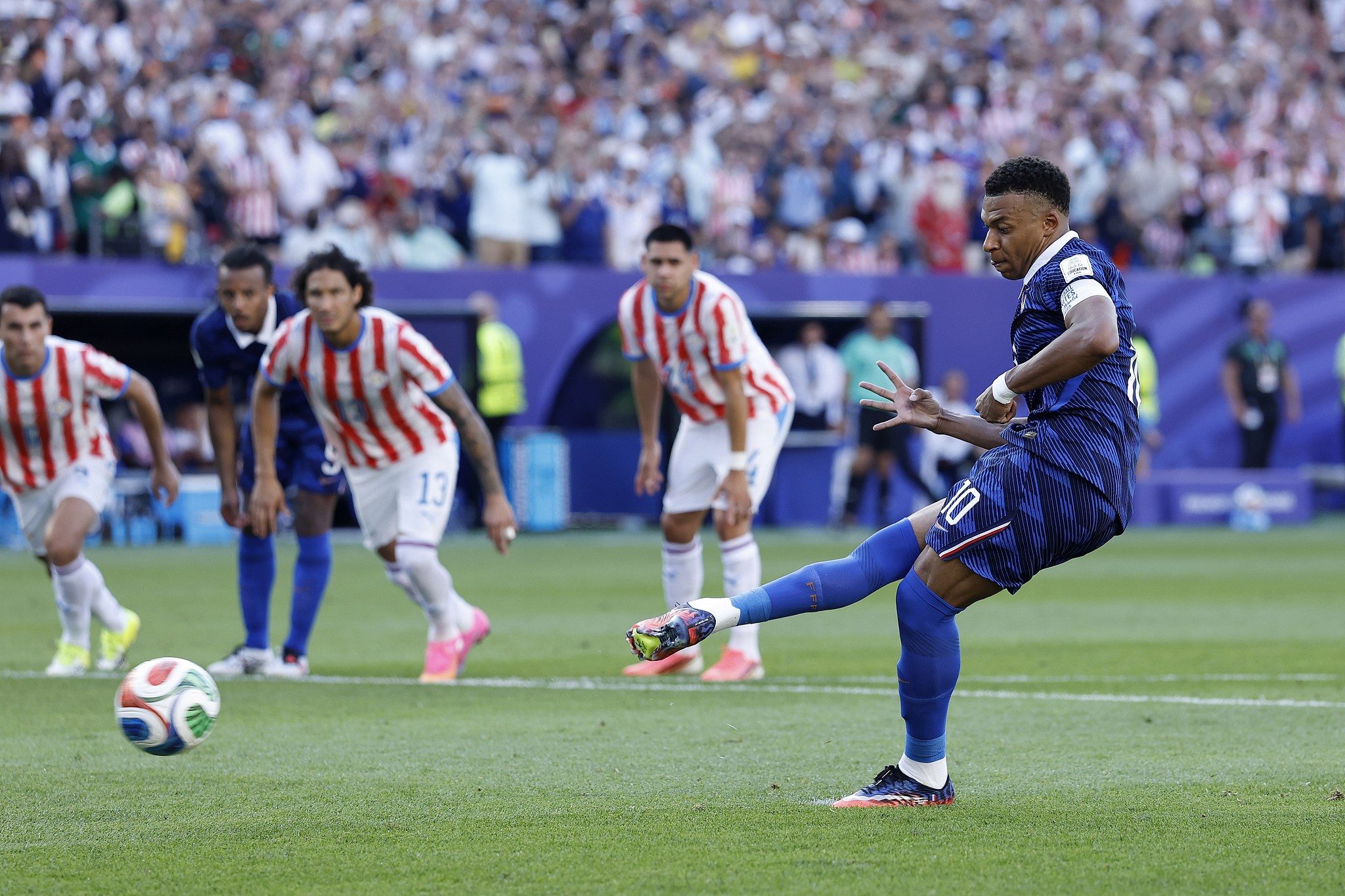 France striker Kylian Mbappe (#10) shoots to score a penalty in the round-of-16 match against Paraguay at the 2026 FIFA World Cup in Philadelphia, Pennsylvania, July 4, 2026. /VCG