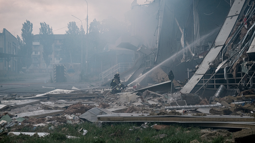 Firefighters work to extinguish the flames at a supermarket following a Russian air strike on Kramatorsk in Donetsk, Ukraine, July 2026. /VCG