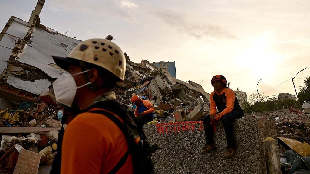 Venezuelan rescuers search through the rubble of collapsed buildings at a disaster site, La Guaira, Venezuela, July 4, 2026. /VCG