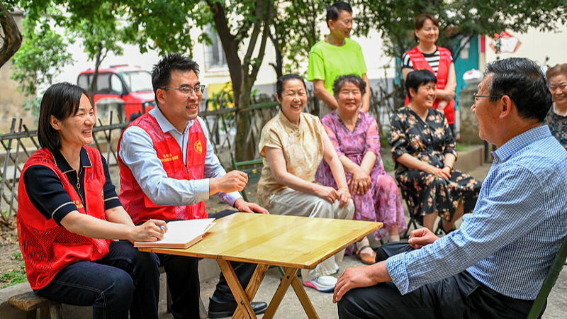 Officials talk face-to-face with residents to listen to their concerns and collect their opinions at a community in Yuanhui District, Luohe City, central China's Henan Province, May 13, 2026. /VCG