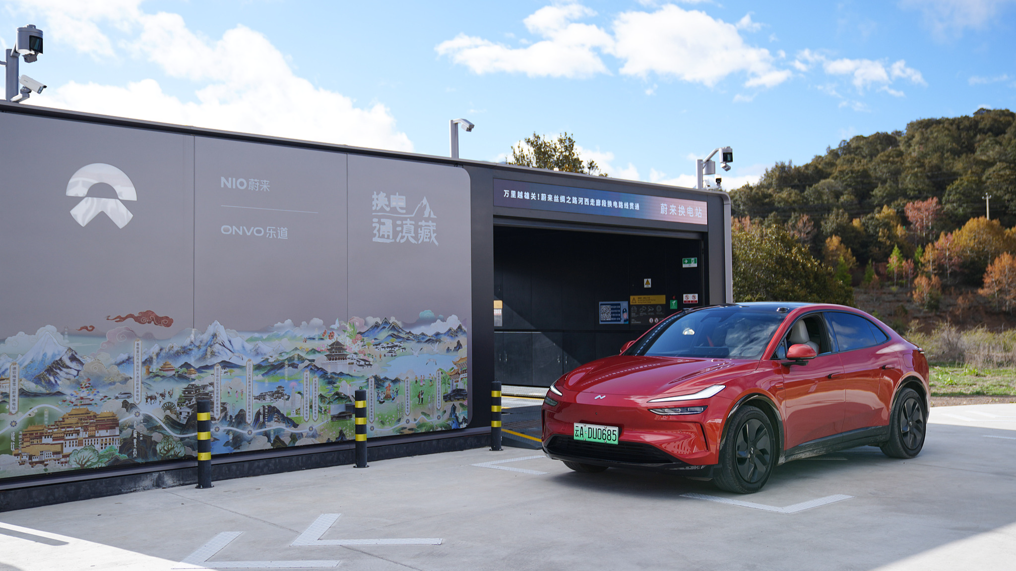 An electric vehicle undergoes a battery swap at the Meili Snow Mountain battery-swapping station along the Yunnan-Xizang highway, May 14, 2026. /VCG
