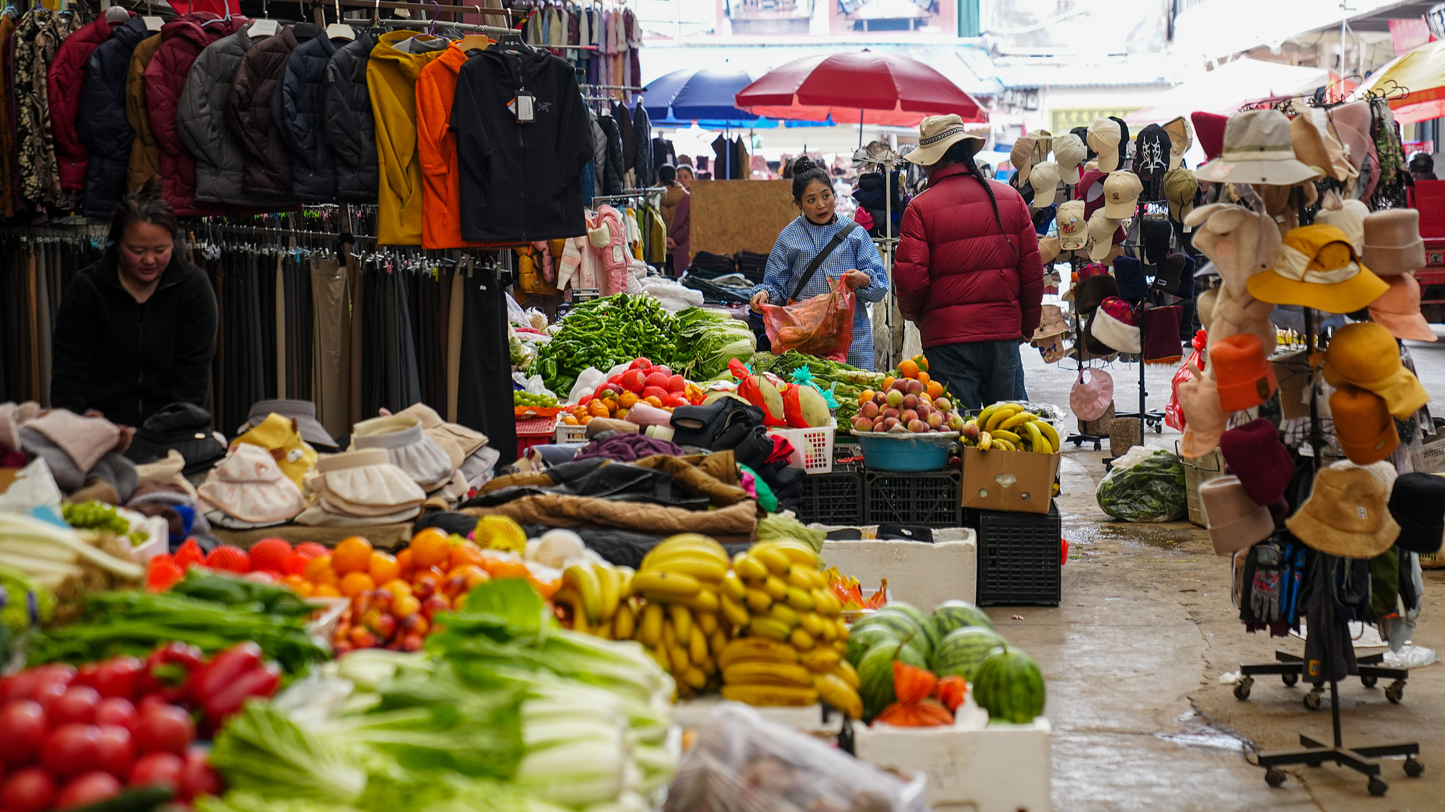 Residents shop for vegetables at a farmers' market in Markam County, southwest China's Xizang Autonomous Region, May 15, 2026. /VCG