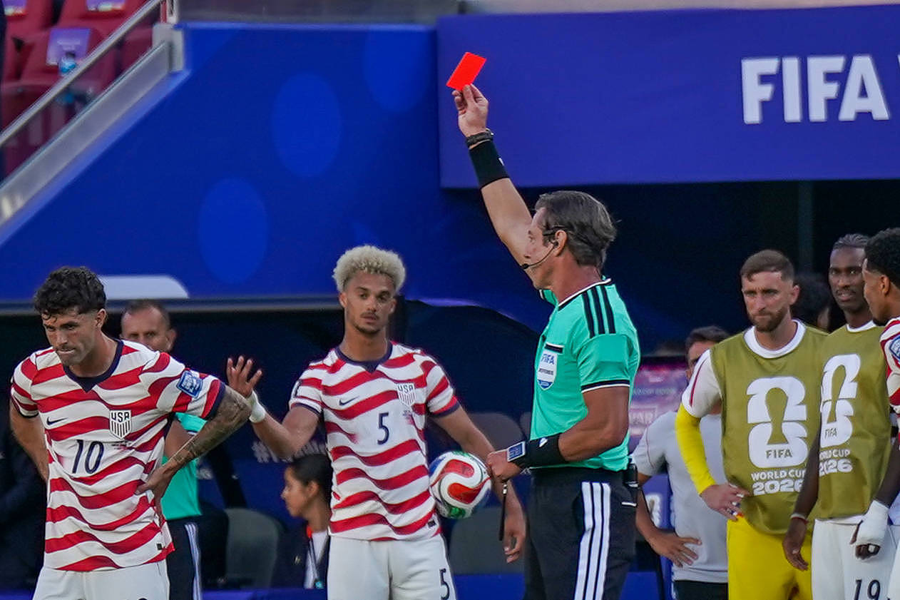 Referee Raphael Claus of Brazil shows Folarin Balogun a red card during the World Cup round of 32 soccer match between the United States and Bosnia in Santa Clara, California, US, July 1, 2026. /VCG