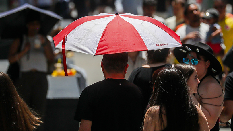 A pedestrian carries an umbrella, New York, US, July 3, 2026. /VCG