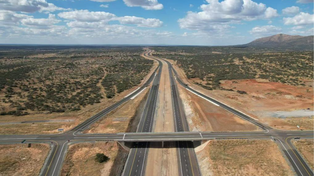 The China-aided Dr. Hage G. Geingob Freeway, connecting Hosea Kutako International Airport and downtown Windhoek. /Xinhua