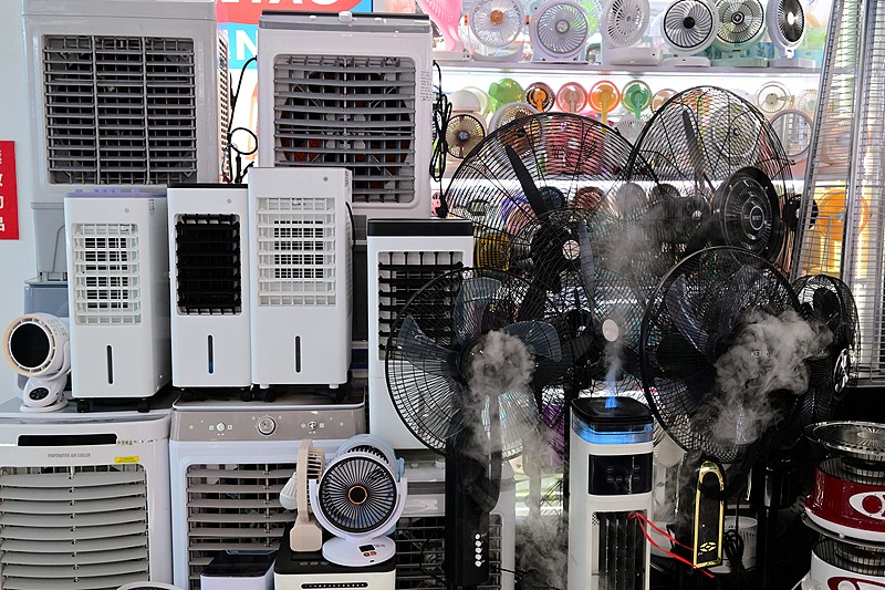 Chinese-made cooling appliances, including smart fans, portable air coolers and ice makers, are on offer at the Yiwu International Trade City in Yiwu, east China's Zhejiang Province, July 1, 2026. /VCG
