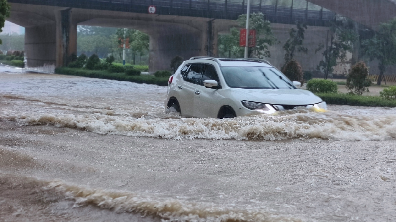 Vehicles make their way through floodwaters in Fangchenggang, south China's Guangxi Zhuang Autonomous Region, July 5, 2026. /VCG