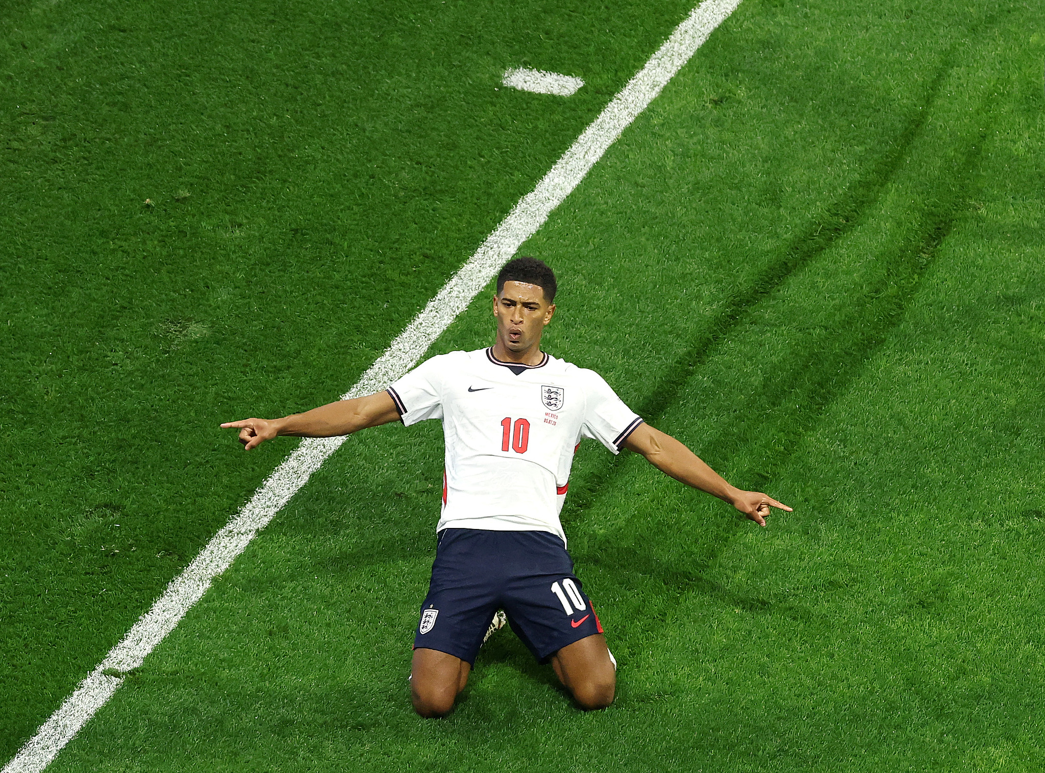 England midfielder Jude Bellingham celebrates after scoring a goal in the round-of-16 match against Mexico at the 2026 FIFA World Cup in Mexico City, Mexico, July 5, 2026. /VCG