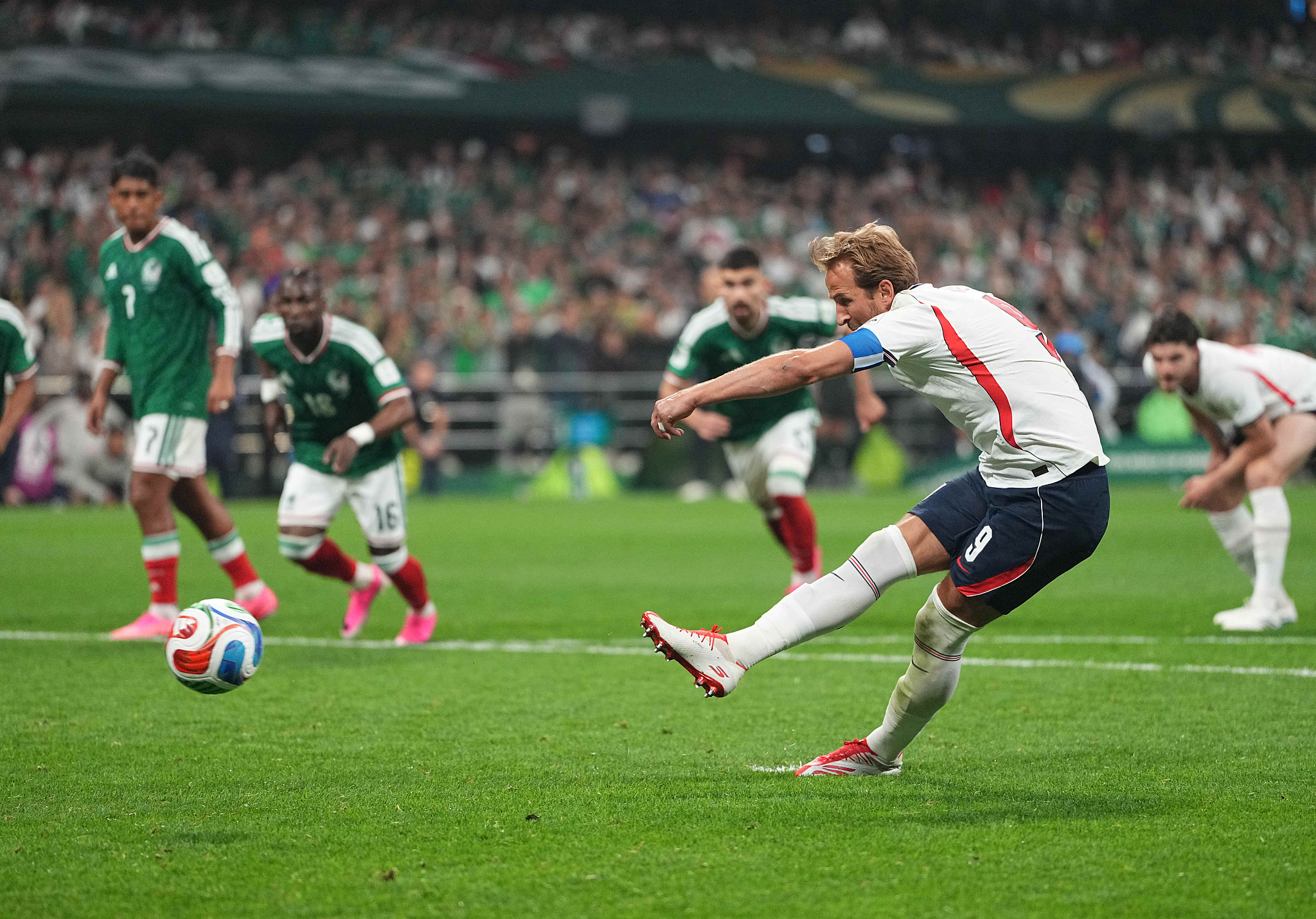 England striker Harry Kane shoots to score a penalty in the round-of-16 match against Mexico at the 2026 FIFA World Cup in Mexico City, Mexico, July 5, 2026. /VCG