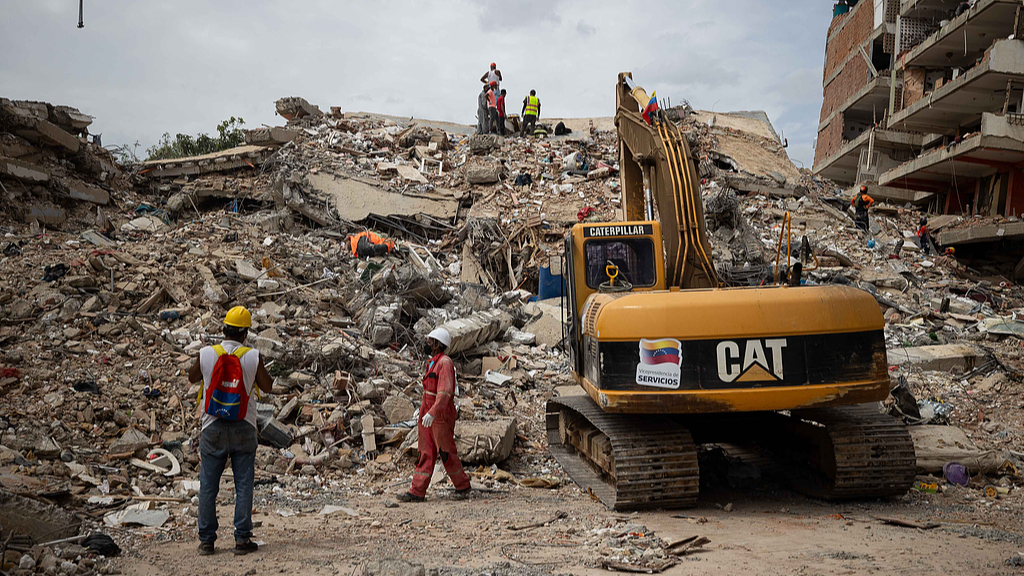 Rescue staff work at a building brought down by the twin earthquakes in Catia La Mar, Venezuela, July 5, 2026. /VCG 