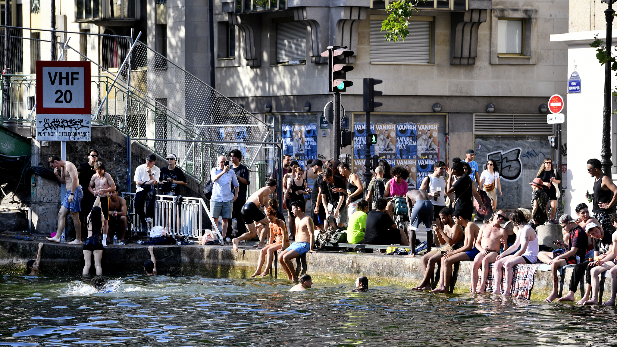 People swim in the Canal Saint-Martin during the heatwave in Paris, France, June 27, 2026. /VCG
