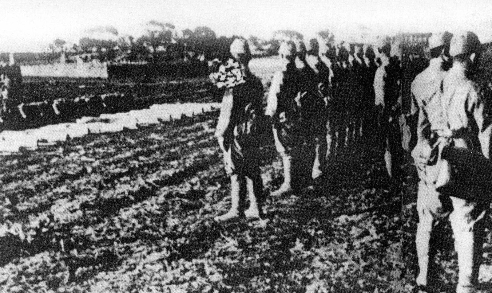 Remains of Unit 731 conducting live biological experiments in Northeast China. The bodies covered with white cloth were victims of these experiments. /CFP