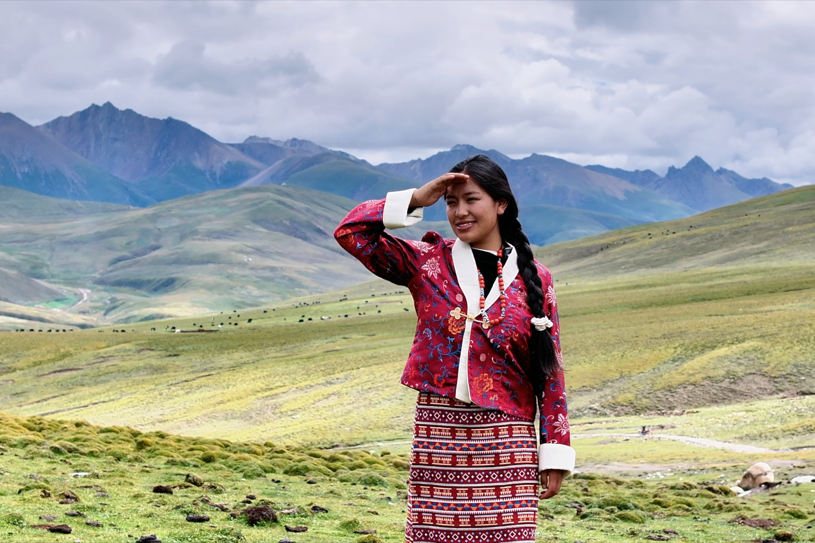 Pema Lhamo looks across the grasslands near her home before leaving for university, Sog County, Nagqu, Xizang Autonomous Region, August 20, 2025. /CGTN