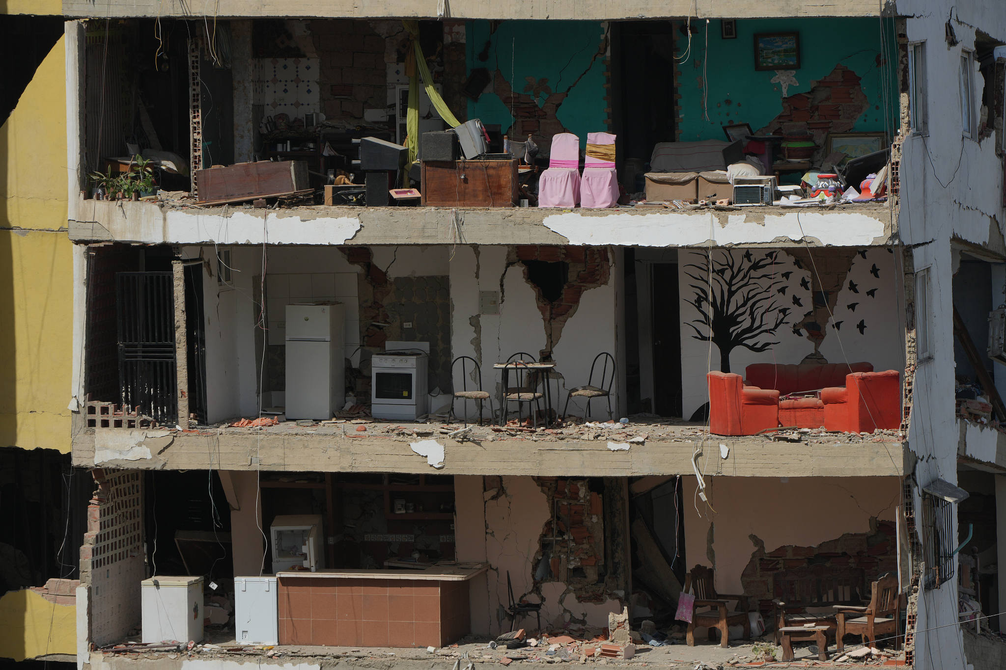 Furniture remains inside apartments damaged in the earthquakes in La Guaira, Venezuela, July 6, 2026. /VCG
