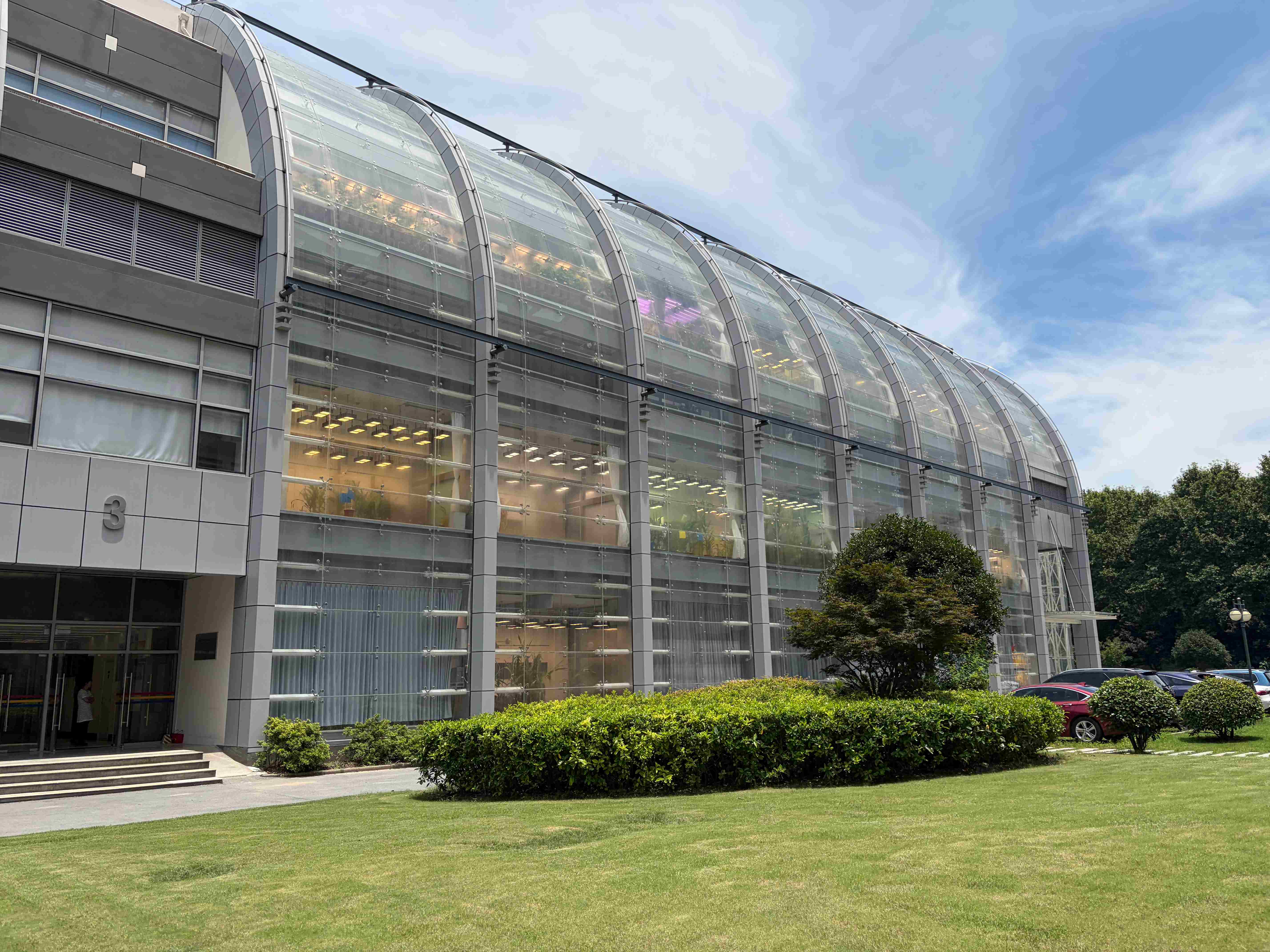Dozens of experiments on plants are conducted in the phytotron of the CAS Center for Excellence in Molecular Plant Sciences in Shanghai, July 7, 2026. /Wu Bin, CGTN