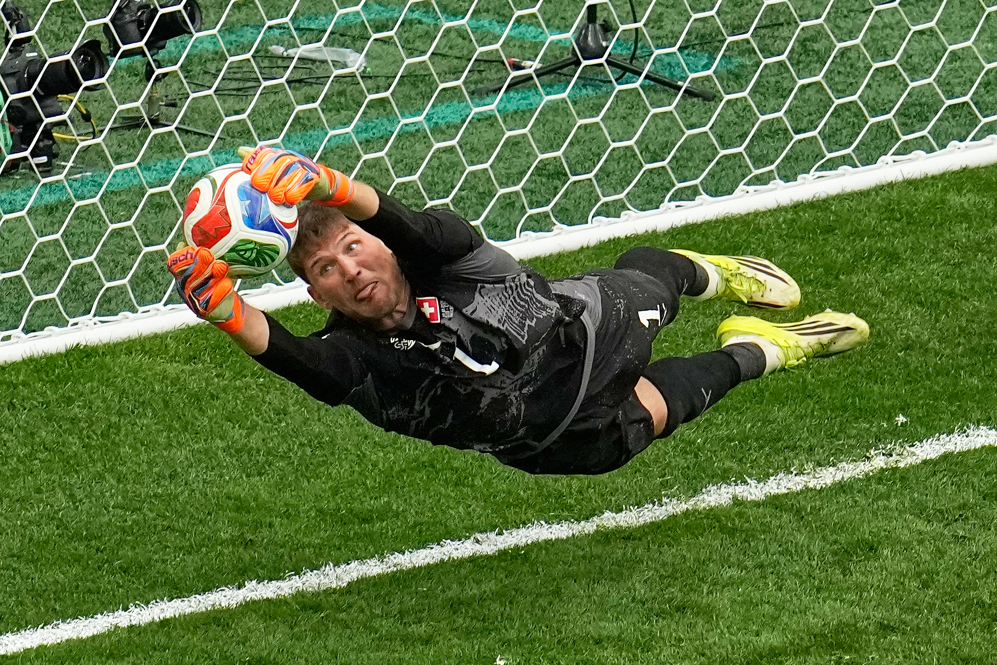 Switzerland goalkeeper Gregor Kobel saves a penalty kick from Colombia striker Cucho Hernandez in a round of 16 match at the 2026 FIFA World Cup in Vancouver, British Colombia, Canada, July 7, 2026. /VCG