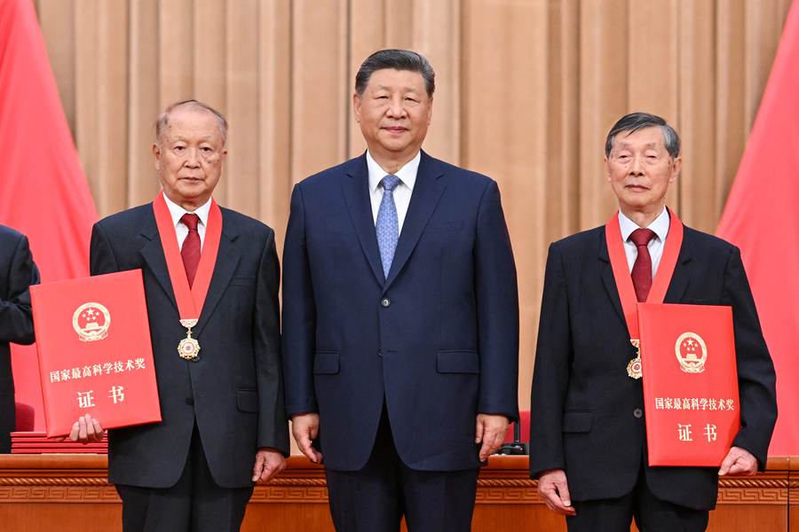 Xi Jinping entrega el máximo galardón científico y tecnológico de China para el año 2025 a Chen Liquan (derecha), investigador del Instituto de Física de la Academia China de Ciencias (CAS) y académico de la Academia China de Ingeniería (CAE), y a Ben De (izquierda), investigador de la Corporación del Grupo de Tecnología Electrónica de China y también académico de la CAE, en Pekín, capital de China, el 8 de julio de 2026. /Xinhua
