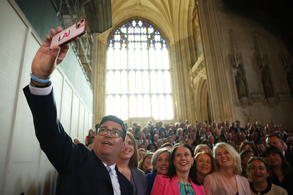 Andy Burnham takes a photo with the Parliamentary Labour Party after his swearing-in as an MP at the Houses of Parliament, London, England, June 22, 2026. /VCG