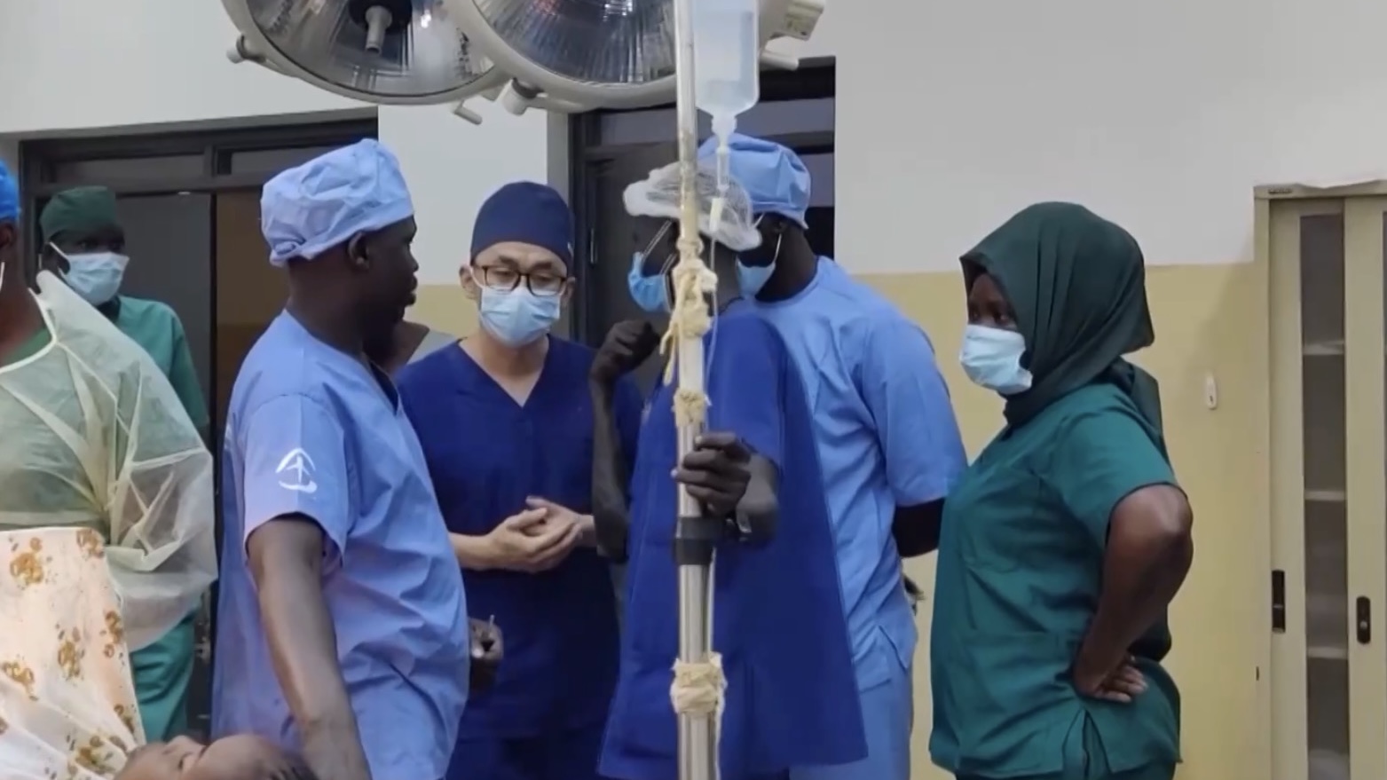A member of the 10th Chinese medical team to South Sudan teaches anesthesia techniques at Juba Teaching Hospital in Juba, South Sudan. The team served in the country from September 2022 to 2023. /CMG