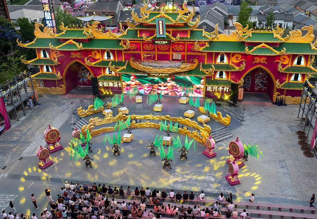 Visitors enjoy a cultural performance at Shiban Street in Huaibei, Anhui Province, on June 10, 2026. /VCG