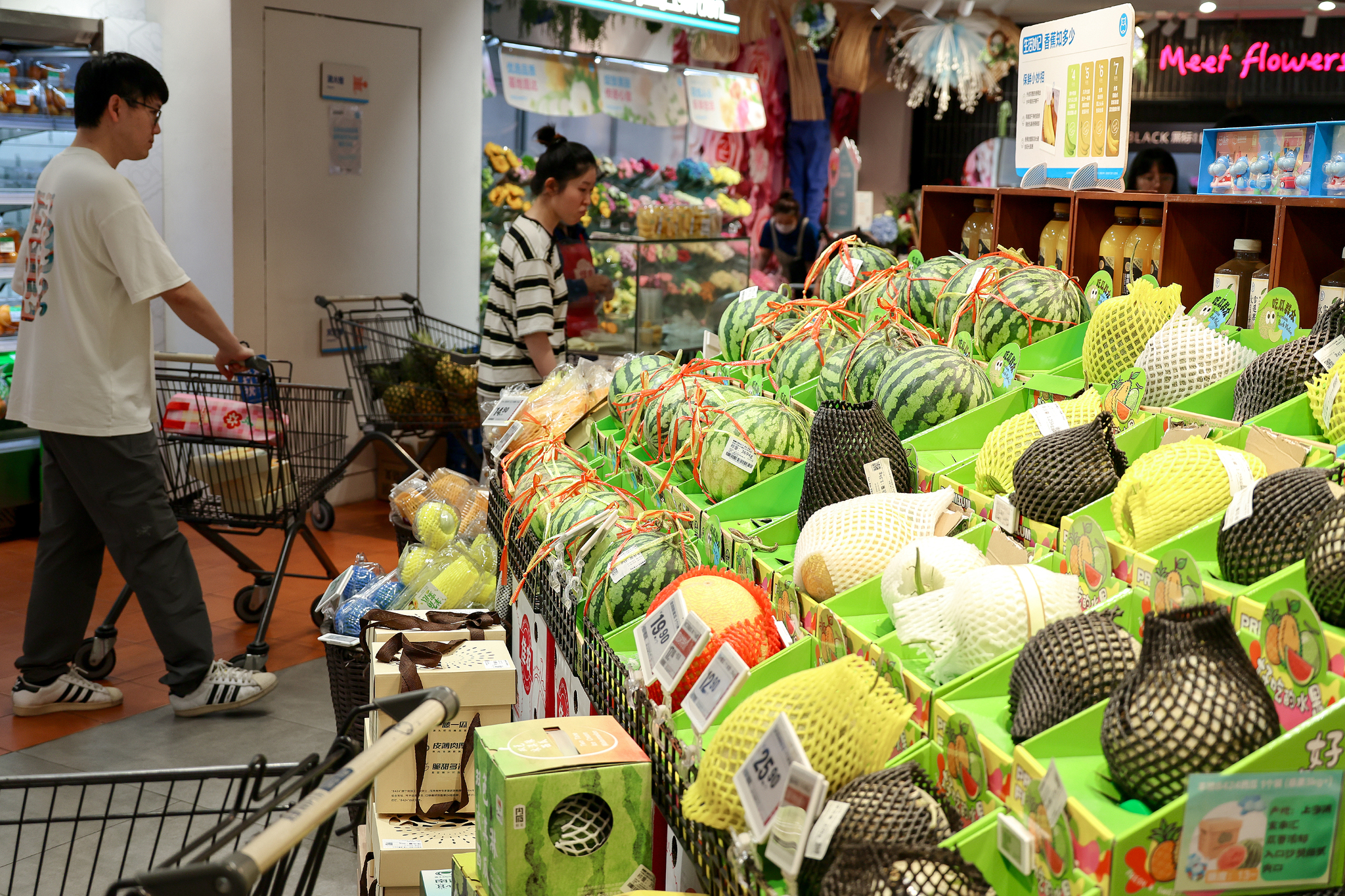 Customers seen shopping for fruits and vegetables at a supermarket in Shanghai, China, June 20, 2026. /VCG