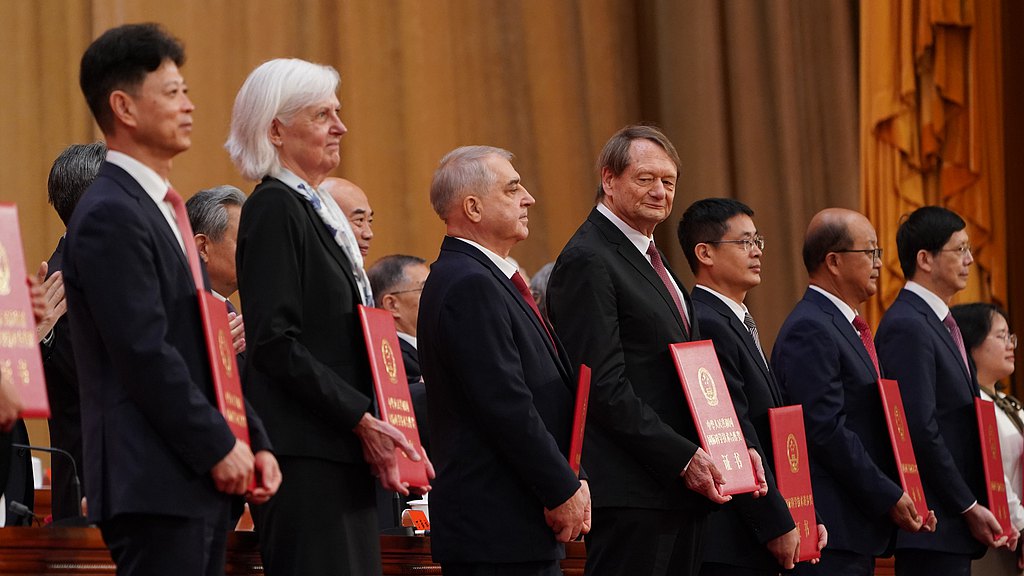 Foreign researchers receive the 2025 China International Science and Technology Cooperation Award, Beijing, July 8, 2026. /VCG