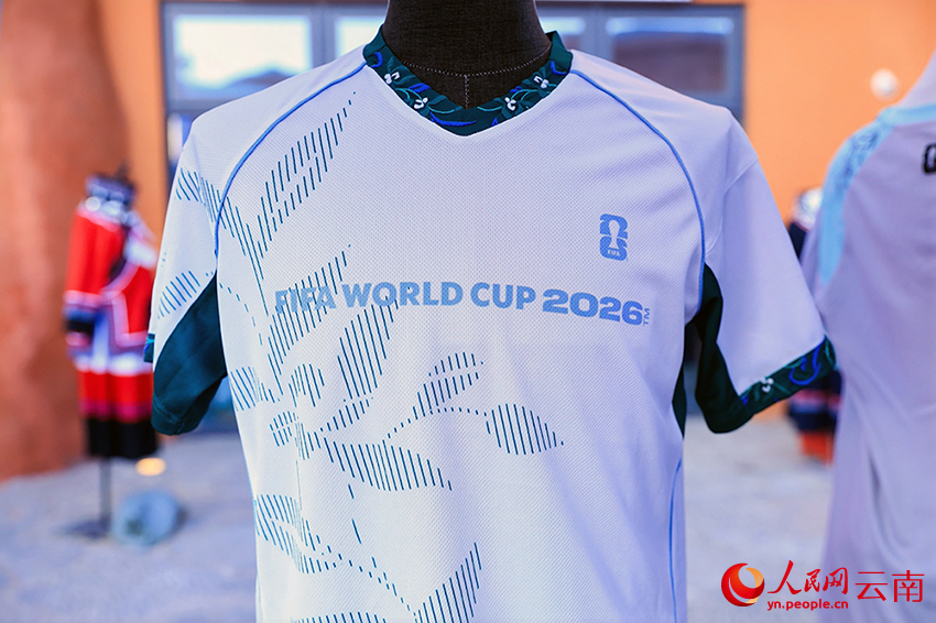 A football jersey with Chinese Yi embroidery decorations. /People's Daily