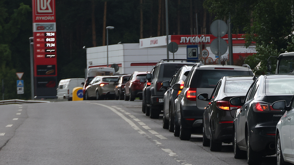 Cars stand in line for gasoline at a Lukoil gas station in Nakhabino outside of Moscow, Russia, July 8, 2026. /VCG