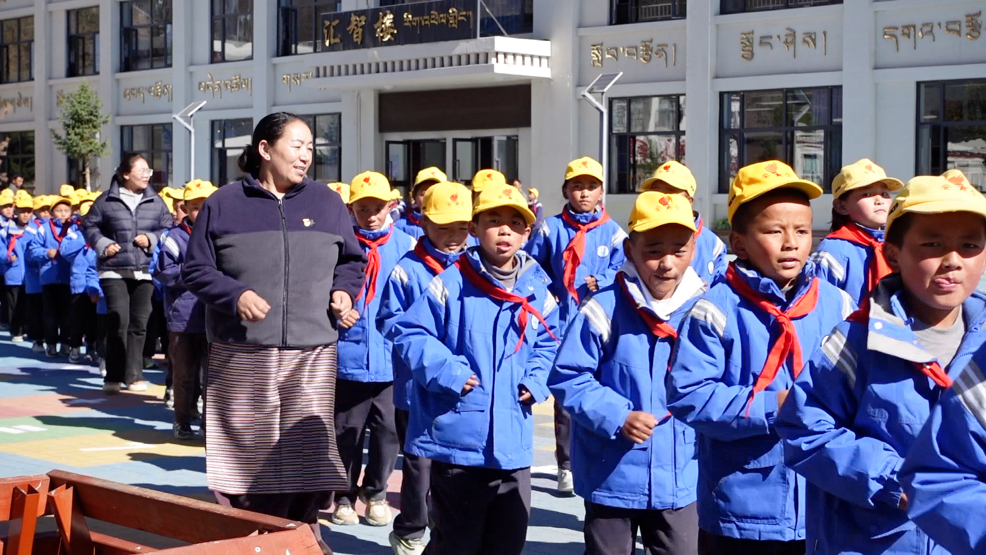 Thondup Drolma runs alongside students during a morning exercise session at Nimajiangre Township Central Primary School, Maizhokunggar County, Lhasa, Xizang Autonomous Region, October 15, 2025. /CGTN