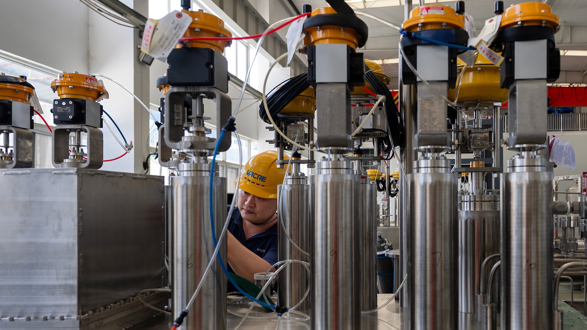A technician works on a helium extraction device, Hefei, eastern China's Anhui Province, August 14, 2025. /VCG