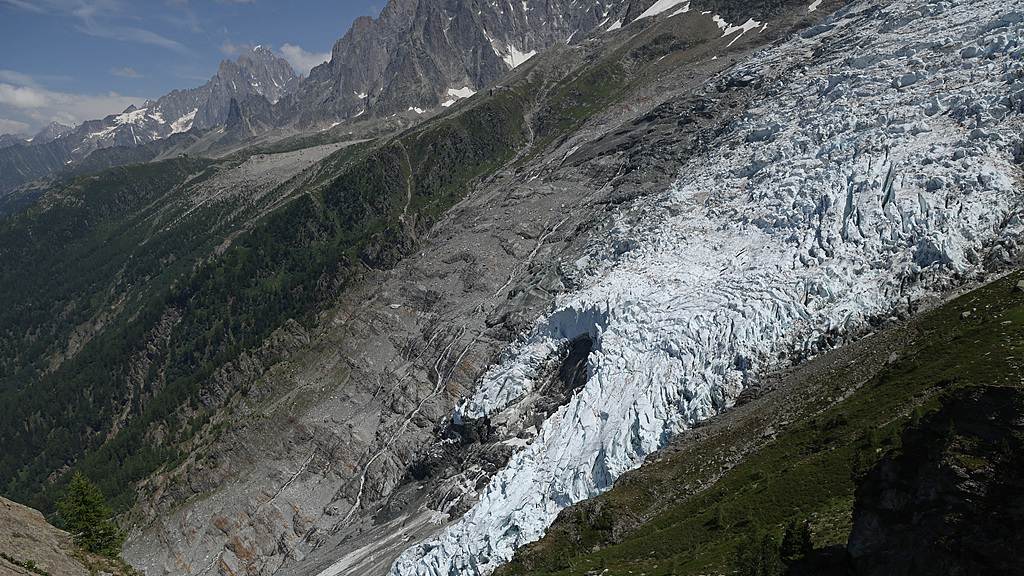 The receding Bossons glacier descends during a Europe-wide summer heat wave near Chamonix-Mont-Blanc, France, June 28, 2026. /VCG