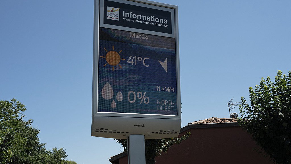 An illuminated sign reads 41 degrees Celsius at the entrance to a local village in the Tarn-et-Garonne department, Occitanie, France, July 9, 2026. /VCG