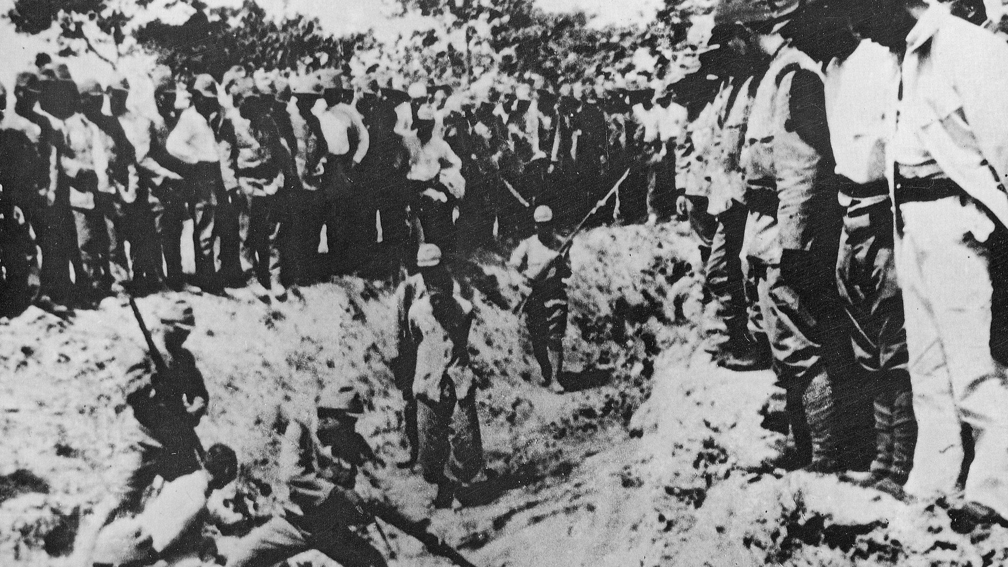 An archival photo shows Japanese soldiers bayoneting Chinese civilians during the Nanjing Massacre in 1937. /VCG