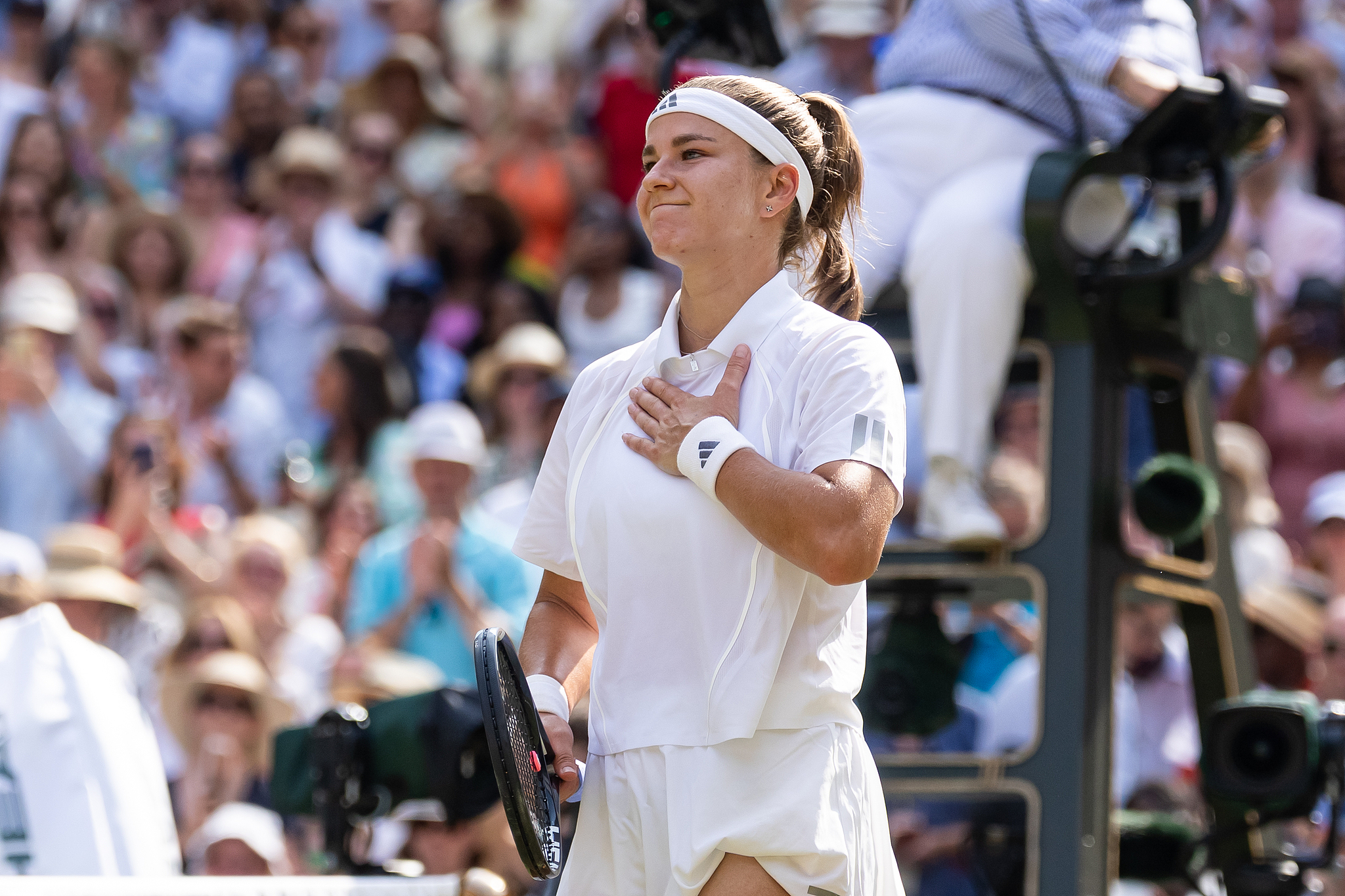 Karolina Muchova reacts during her singles semi-finals match against Coco Gauff on day eleven of Wimbledon at the All England Lawn Tennis and Croquet Club in London, England, July 9, 2026. /VCG