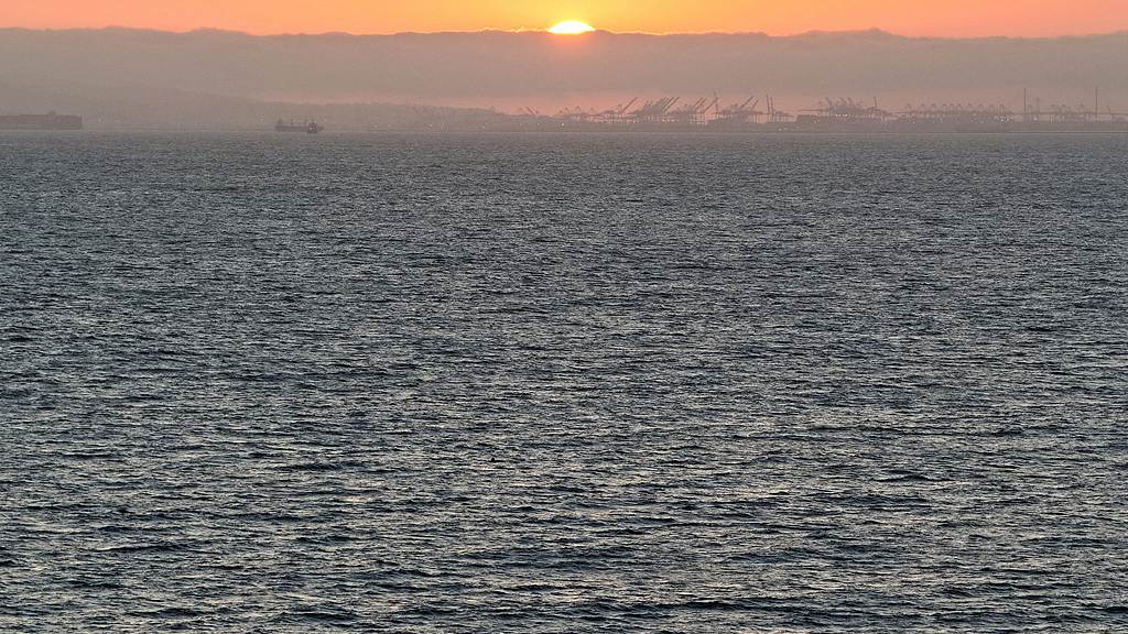 Sun sets over the Pacific Ocean in Huntington Beach, California, US, July 1, 2026. /VCG
