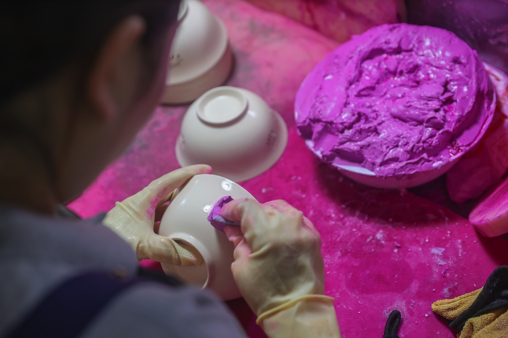 A ceramic maker works on pieces of linglong porcelain in Jingdezhen, Jiangxi Province on July 7, 2026 /IC