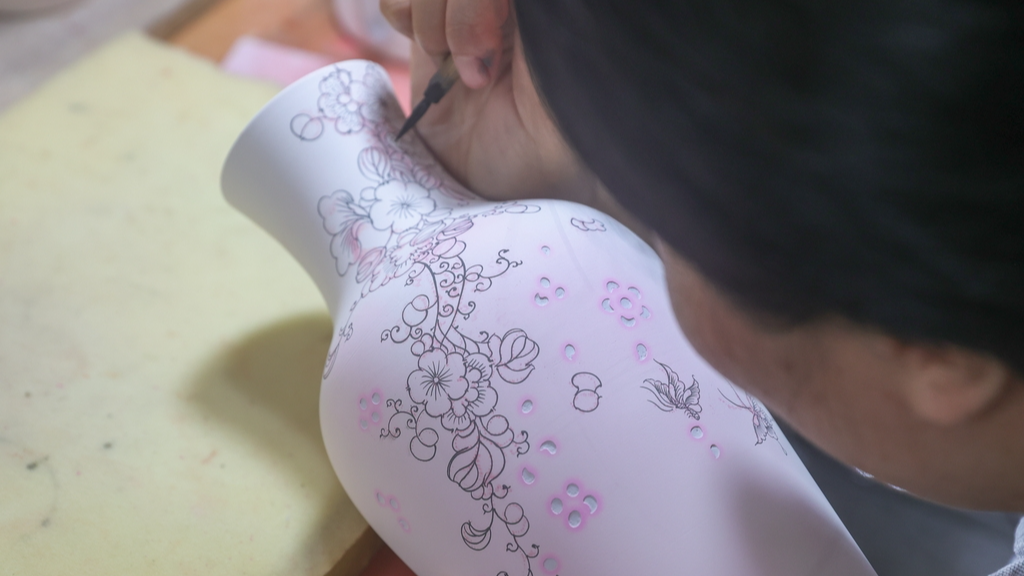 A ceramic maker works on pieces of linglong porcelain in Jingdezhen, Jiangxi Province on July 7, 2026 /IC