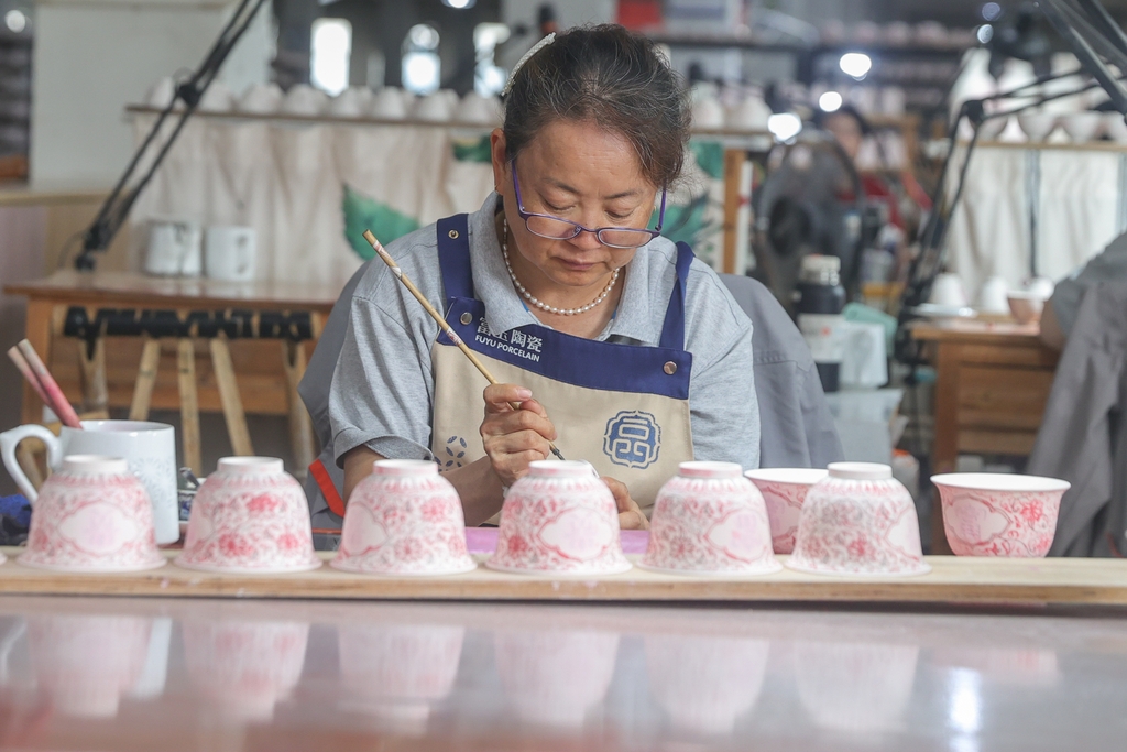 A ceramic maker works on pieces of linglong porcelain in Jingdezhen, Jiangxi Province on July 7, 2026 /IC