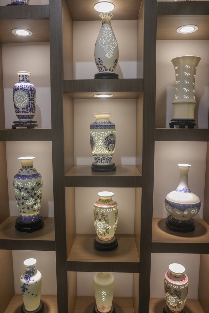Linglong porcelain is displayed at a workshop in Jingdezhen, Jiangxi Province on July 7, 2026. /IC