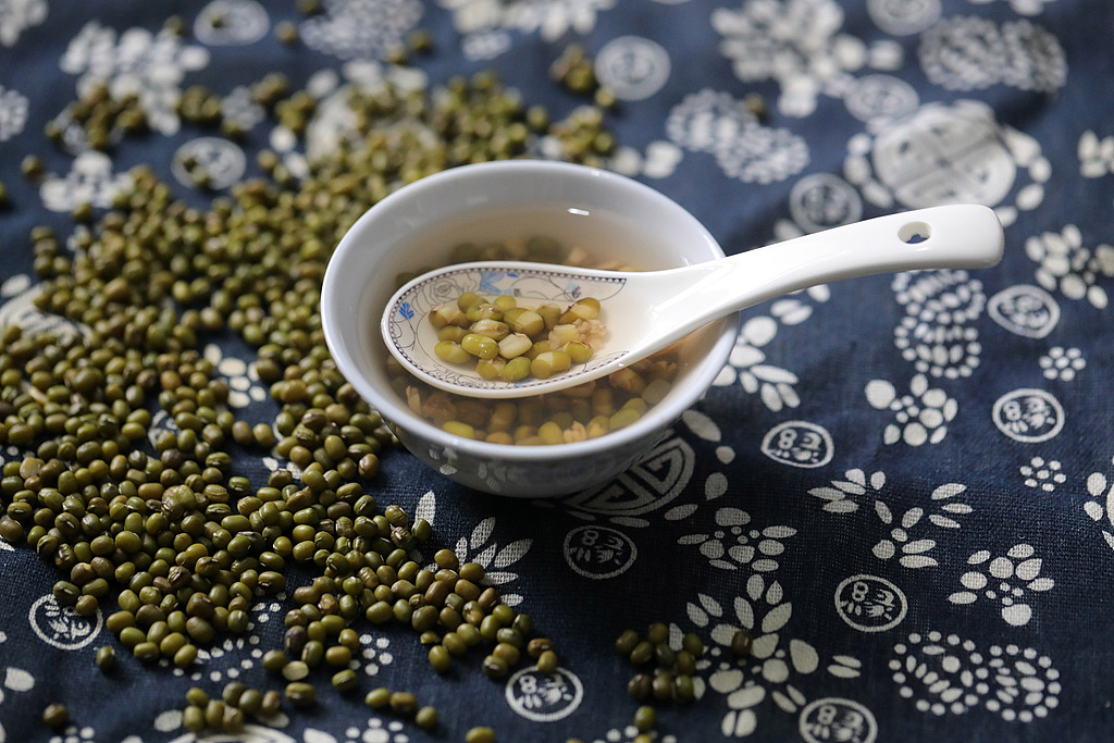 Mung beans are renowned in traditional Chinese medicine for their cooling benefits, and are often used for soups during summer. /VCG