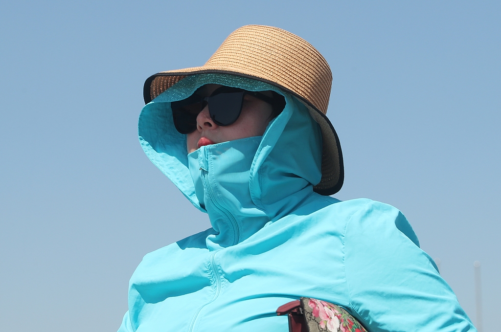 Packing on layers of sun-protective clothing is a common phenomenon in China to avoid direct contact with the sun. /VCG